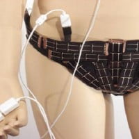Un bikini solaire pour bronzer et recharger vos gadgets sur la plage