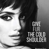 Penélope Cruz tourne le dos à la fourrure au coté de PETA