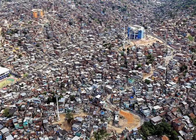 rio-favelas-tram