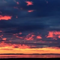 Islande sous le soleil de minuit rosé