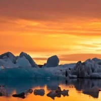 Islande sous un coucher de soleil de minuit