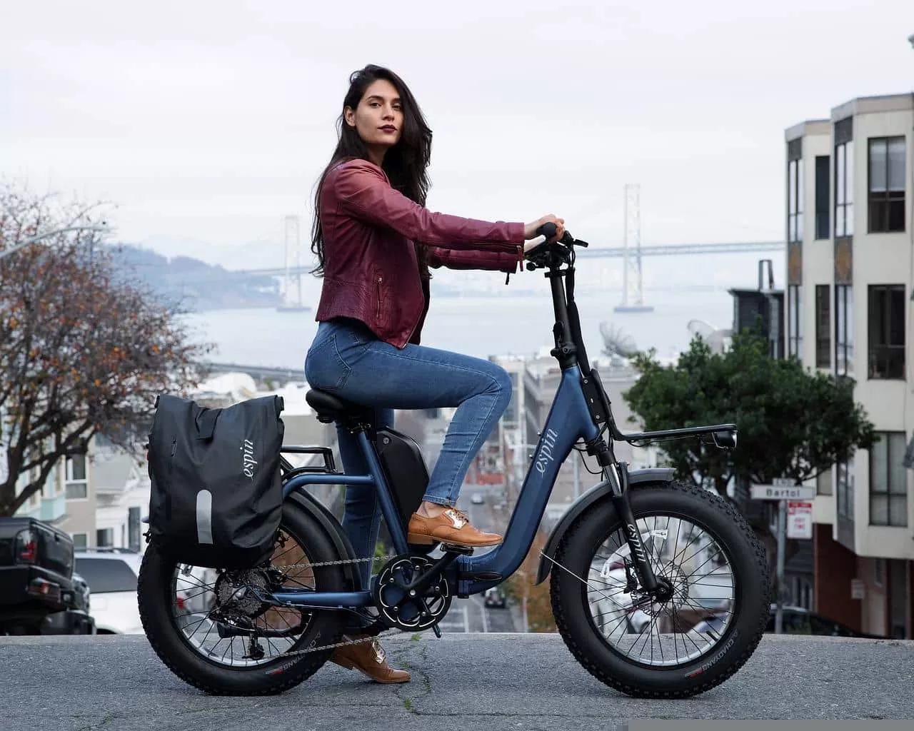 femme en vélo électrique