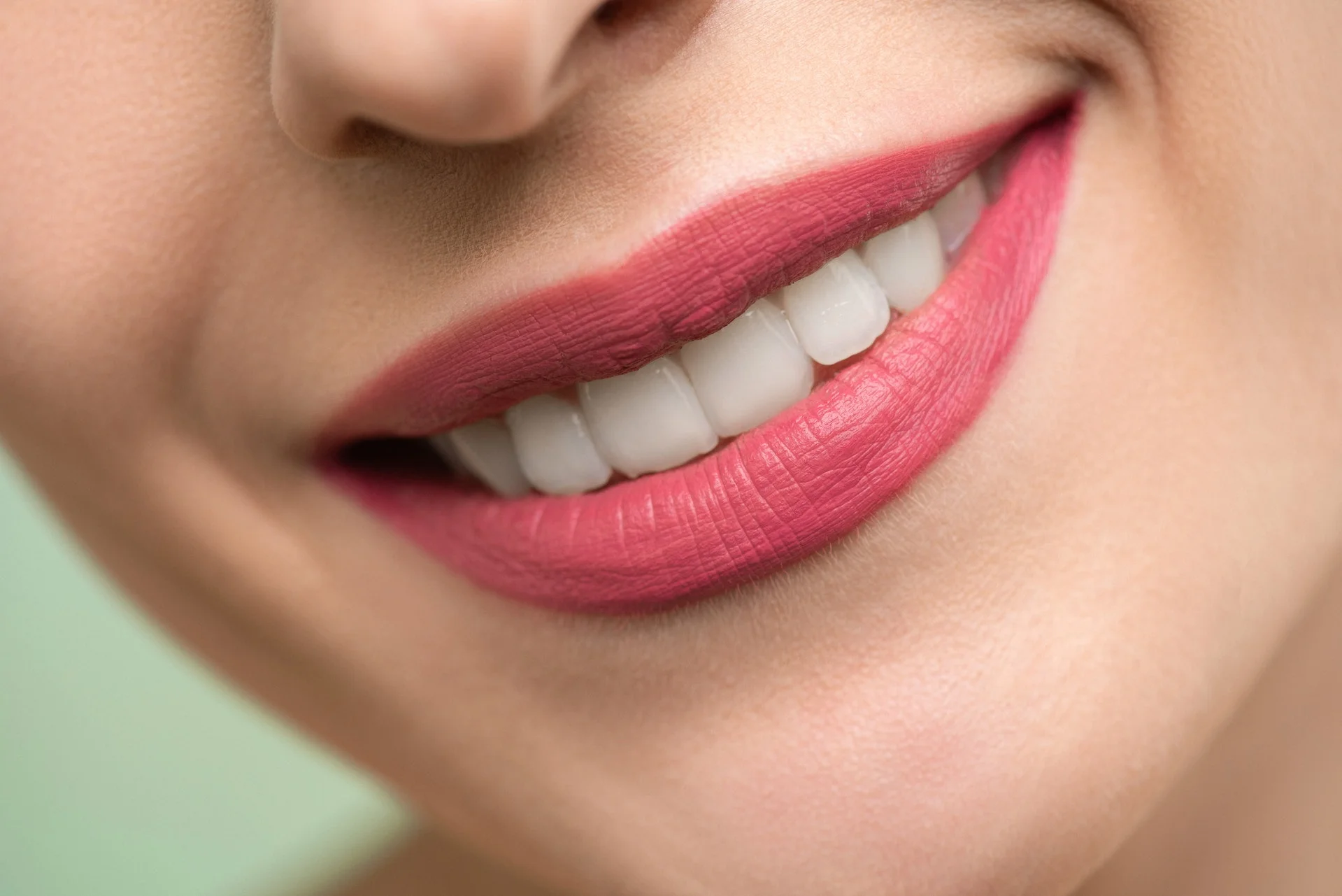 femme avec des belles dents blanches