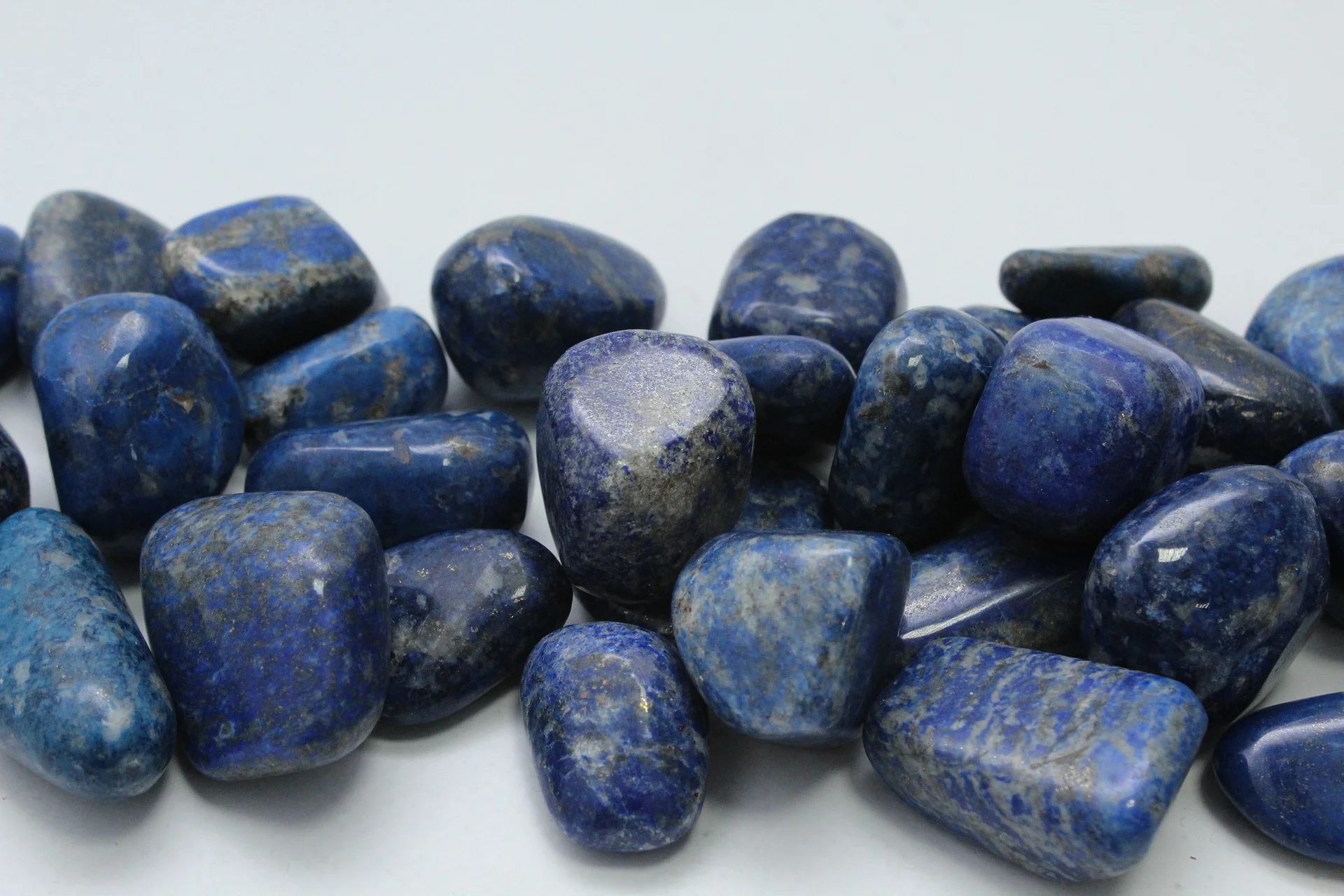 plusieurs pierres de lapis lazuli