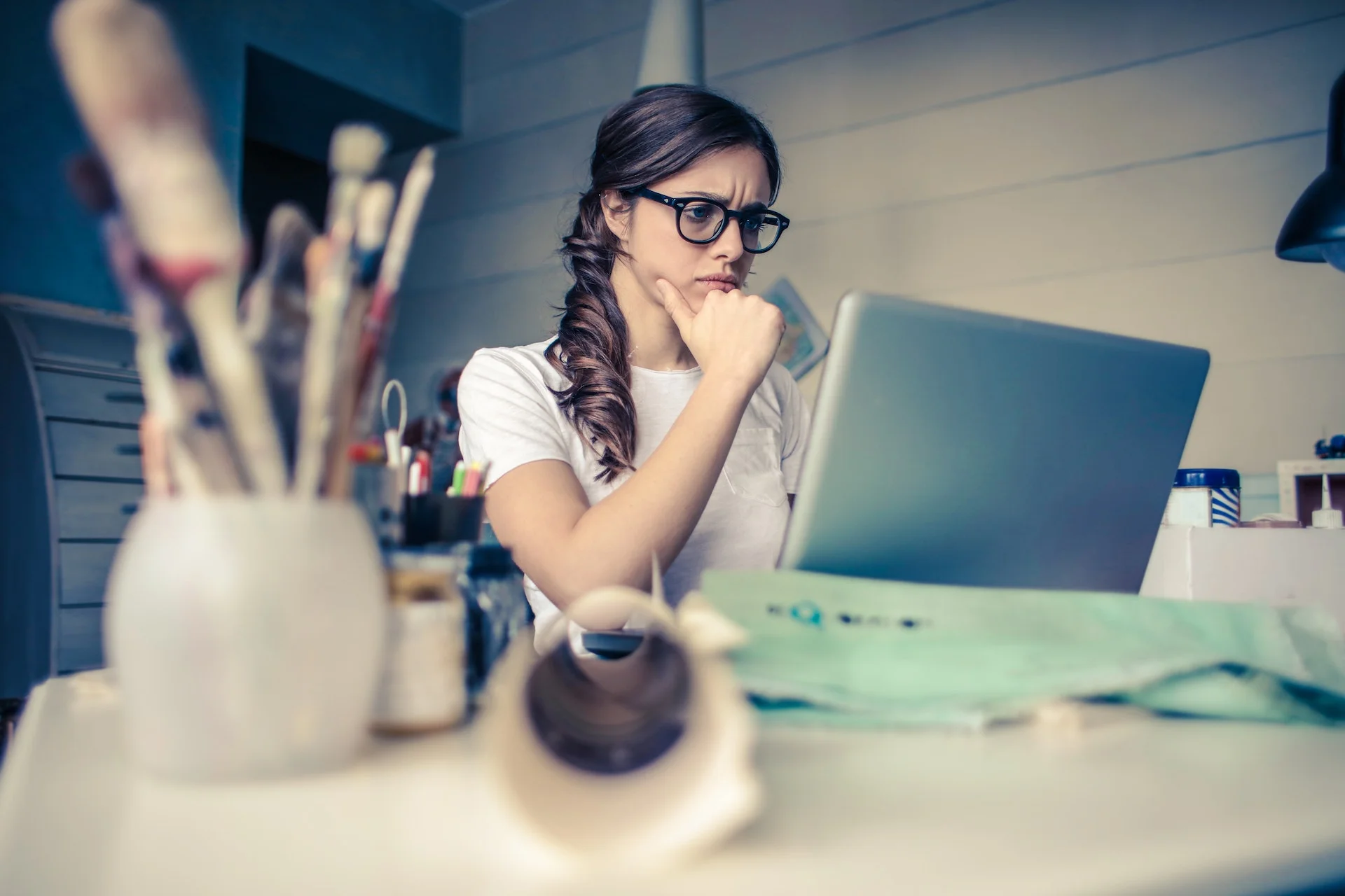 femme qui subie le stress au travail