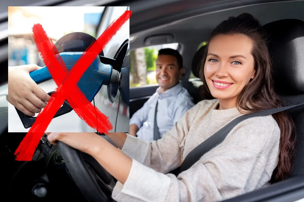 couple qui appliquent des astuces pour économiser sur leur consommation de carburant