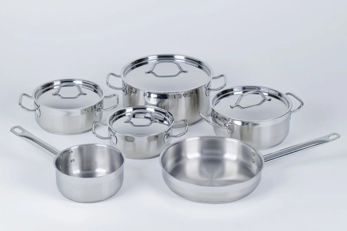 ensemble de casseroles et poêles en inox