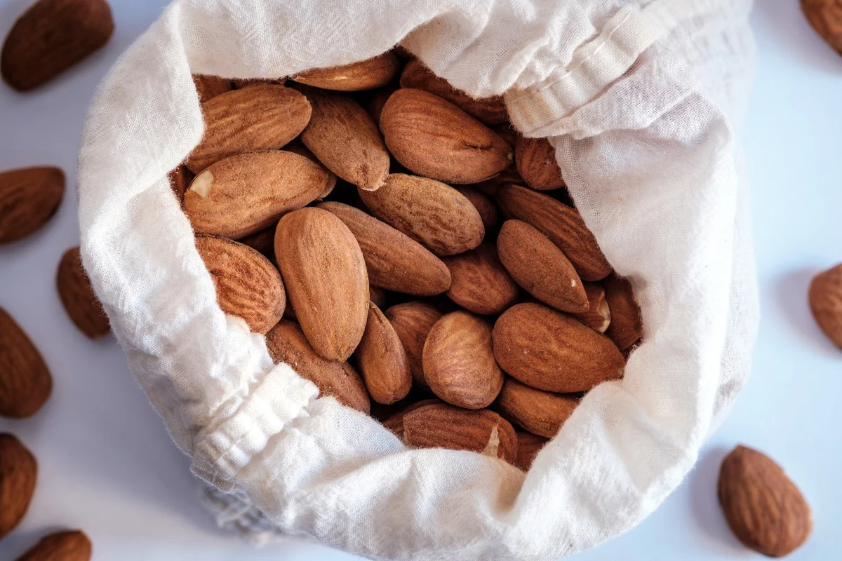 amandes dans un sachet en tissu