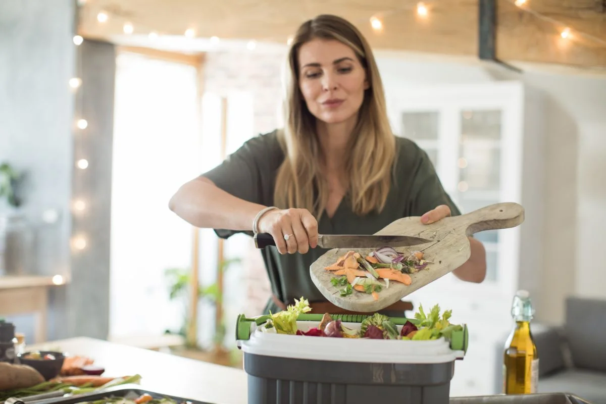 femme qui prépare des déchets de légumes pour son compostage