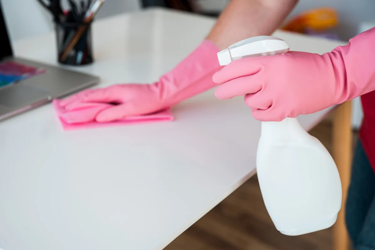 nettoyage d'une surface avec du vinaigre blanc
