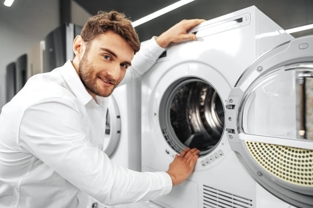 expert électroménager devant une machine à laver
