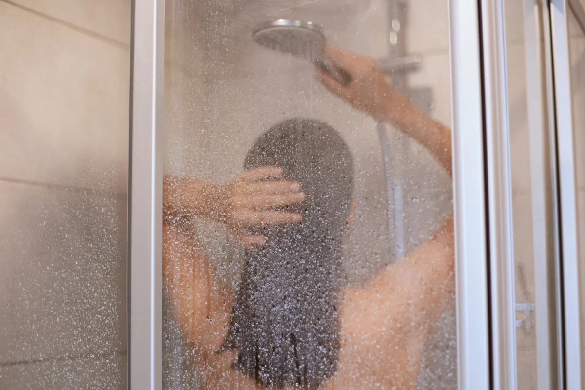 femme qui prend sa douche