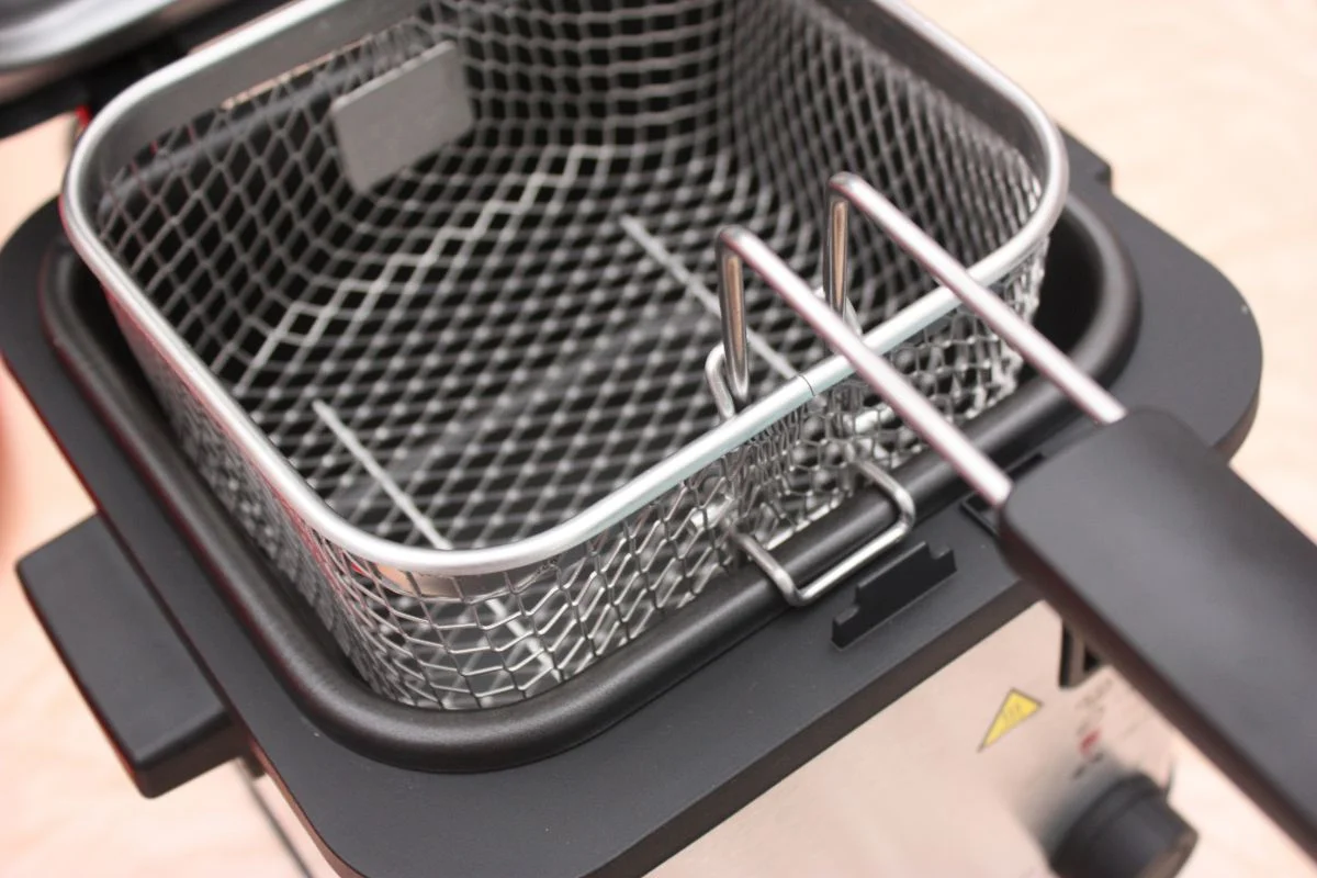 friteuse électrique propre après un nettoyage à l'eau chaude et cristaux de soude