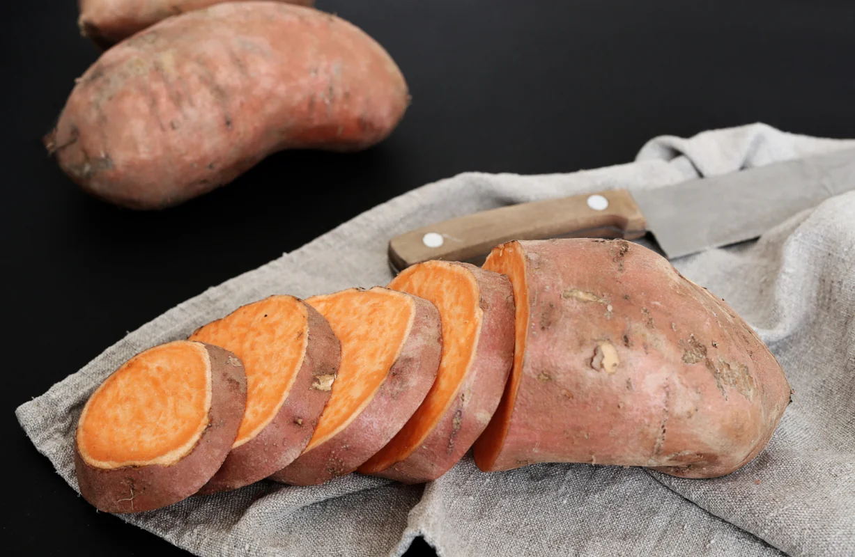 patates douces entières et coupées en tranches