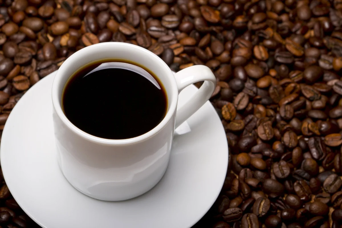 tasse de café posée sur des grains de café