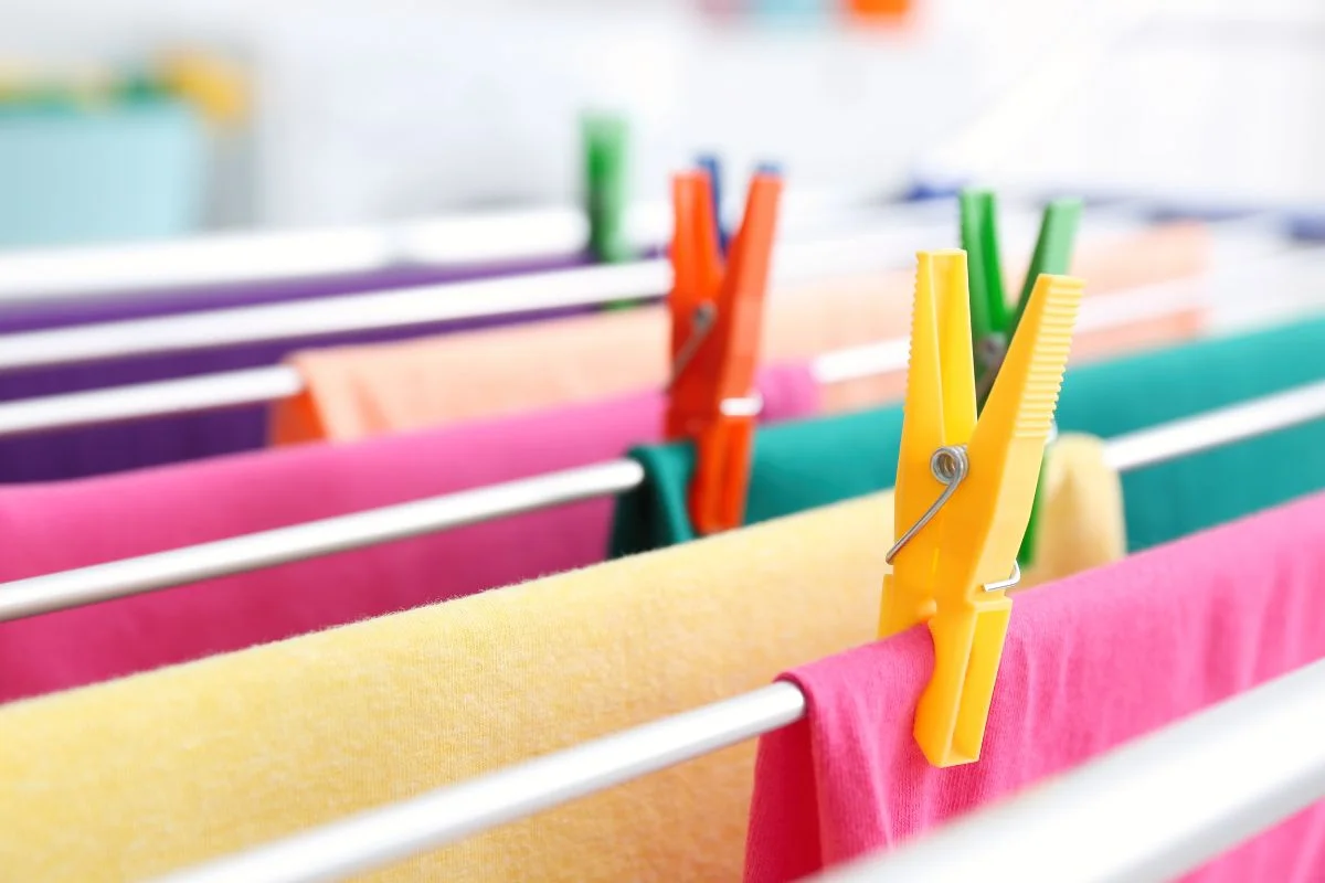 linge sur un étendoir avec des pinces à linge