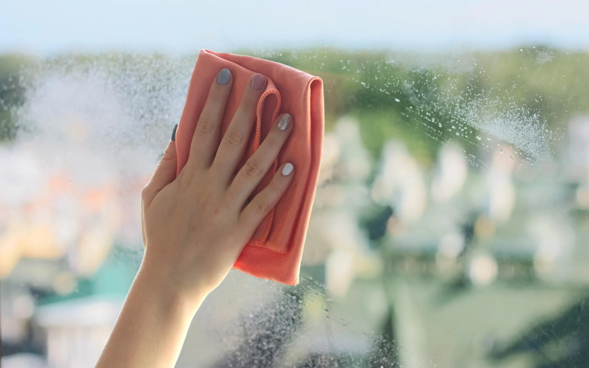 nettoyage d'une vitre avec du savon de marseille