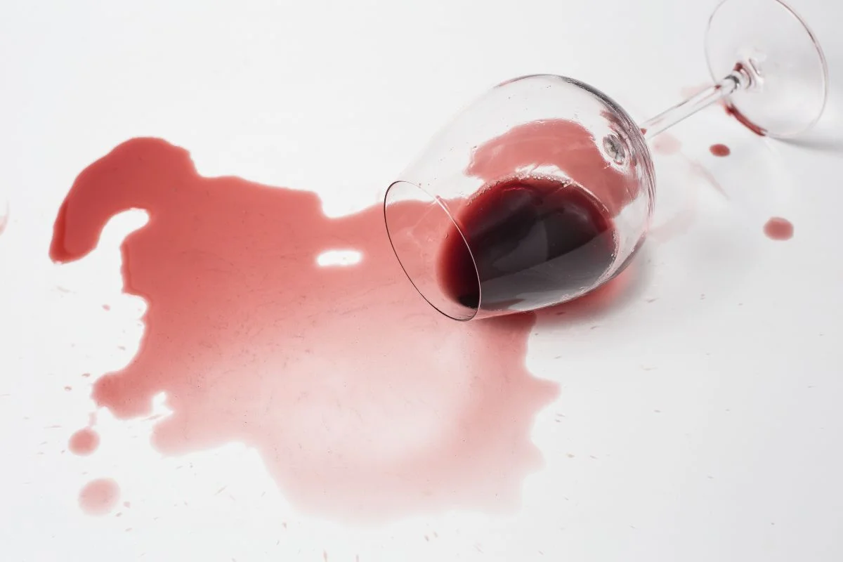 verre de vin rouge renversé