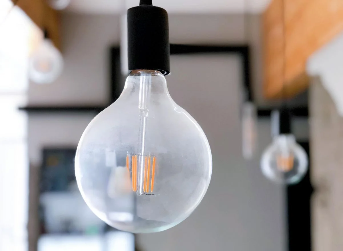 ampoule sale qui a besoin d'être nettoyée