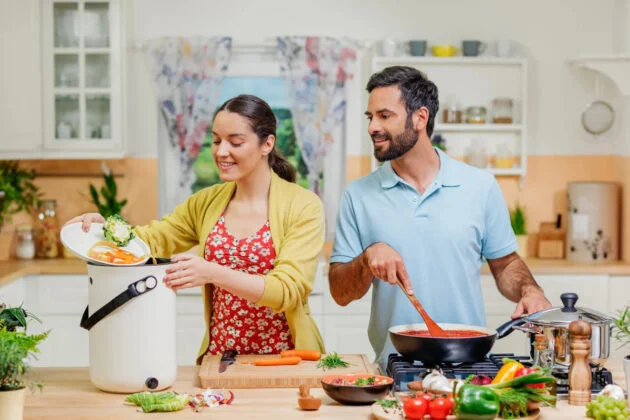 couple qui utilise un bokashi