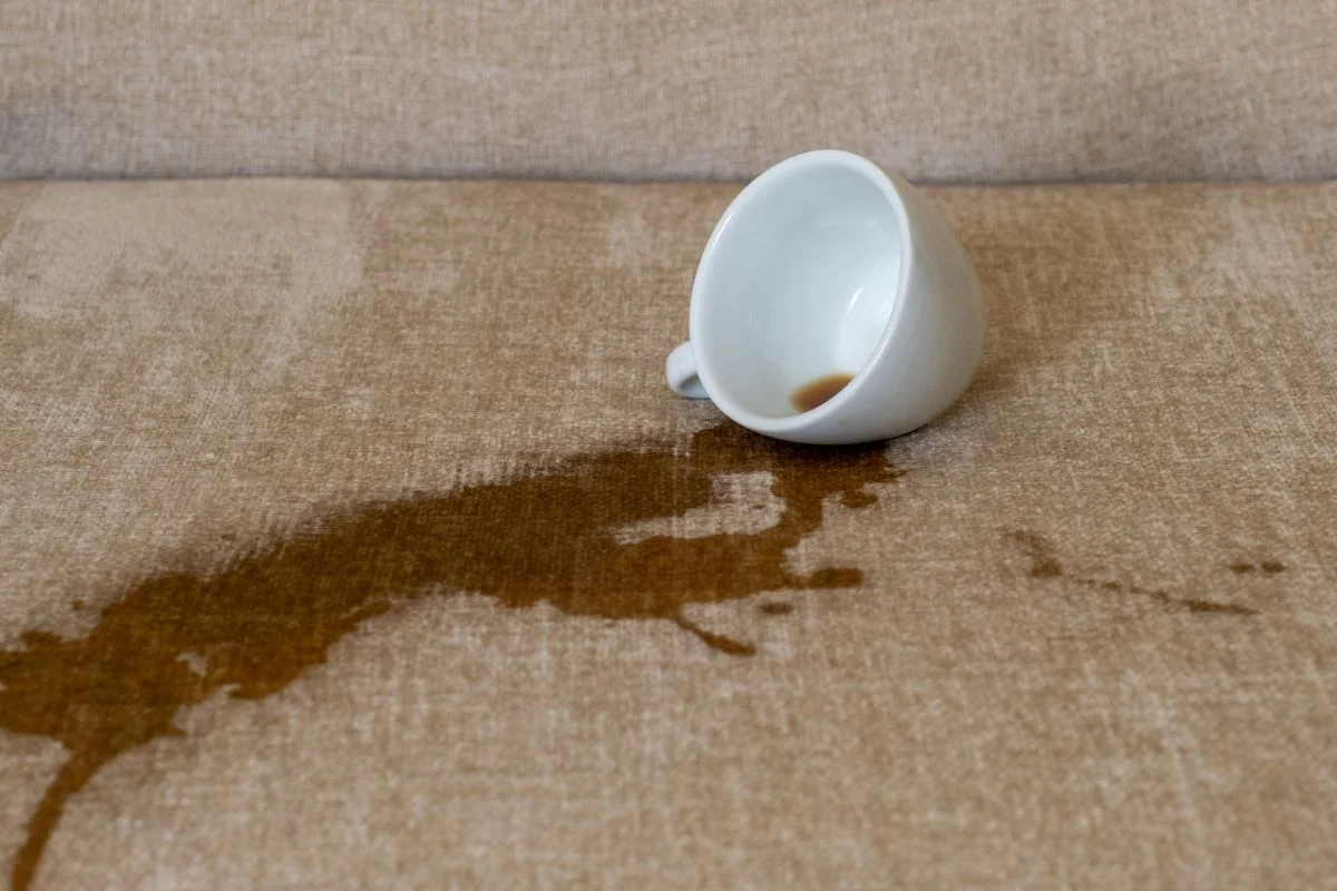 café renversé sur le canapé