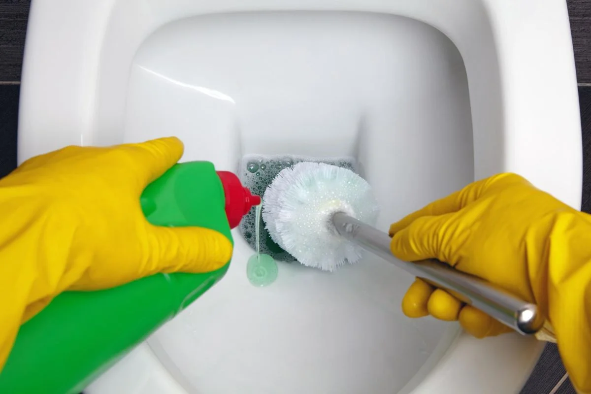 personne qui verse du gel wc fait maison dans les toilettes pour les nettoyer