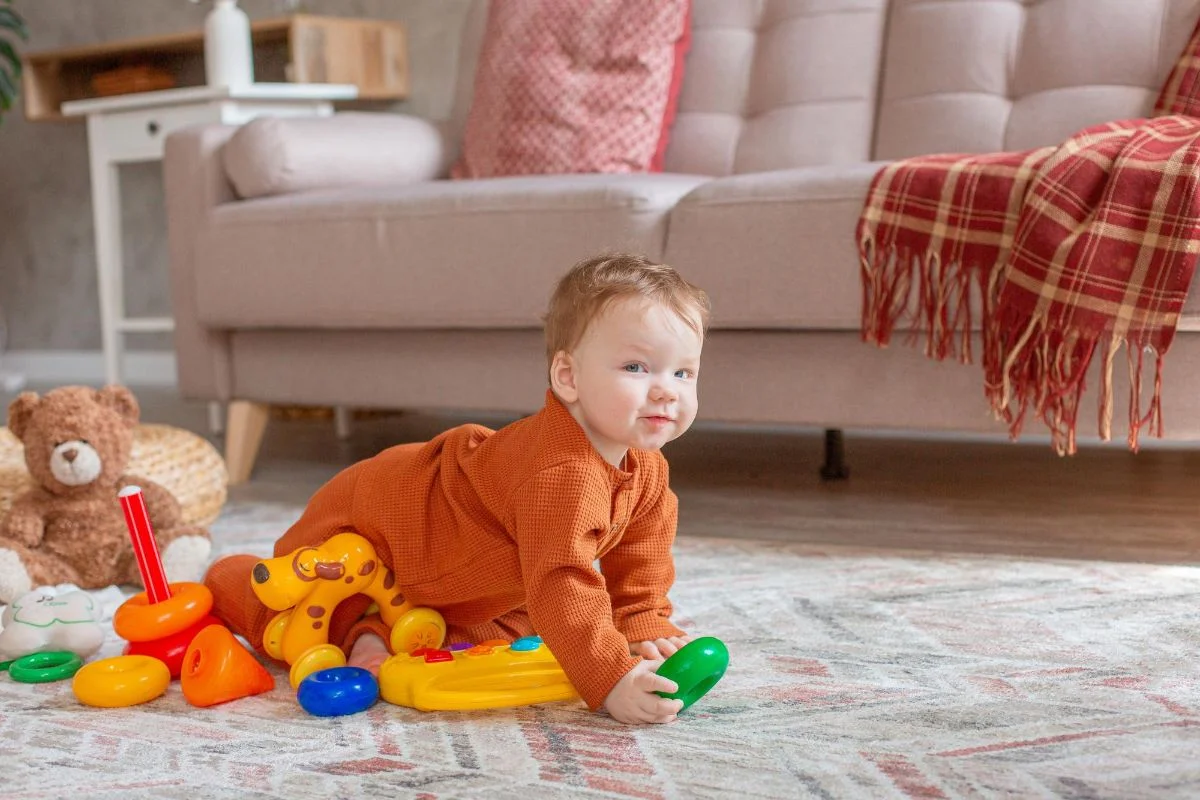 bébé avec ses jouets