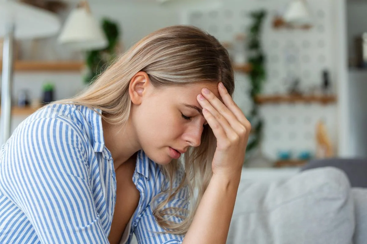 femme qui a mal à la tête