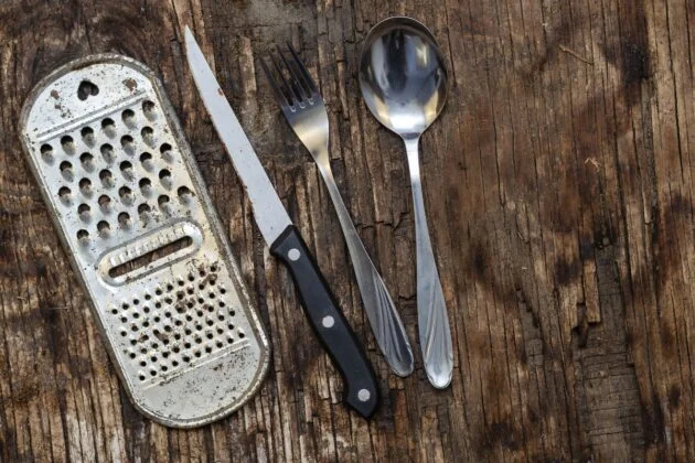 ustensiles de cuisine avec des traces de rouille
