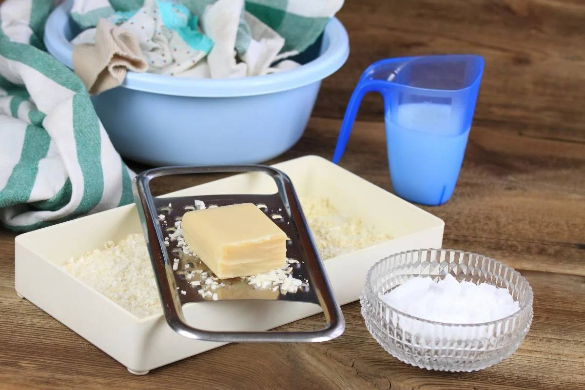 savon râpé et cristaux de soude pour fabriquer de la lessive maison
