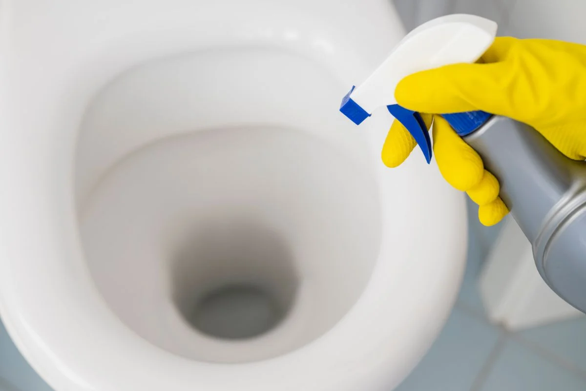 vaporisateur avec de l'acide citrique pour nettoyer le calcaire de la cuvette des toilette