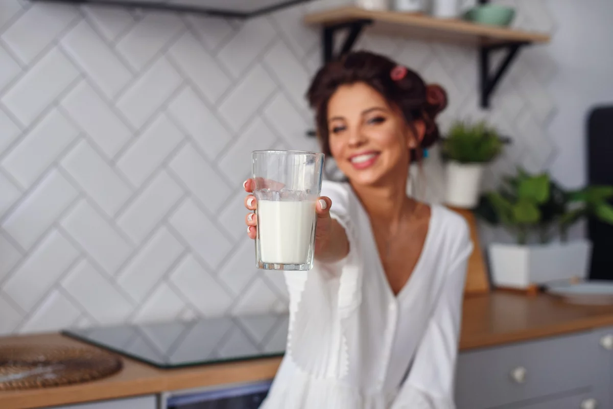 femme qui boit une verre de kéfir de lait