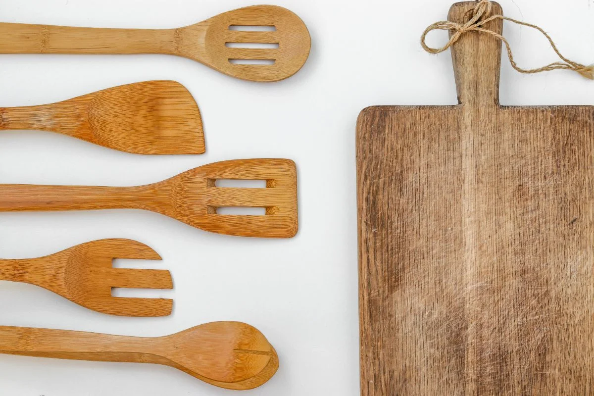 planche et ustensiles de cuisine en bois