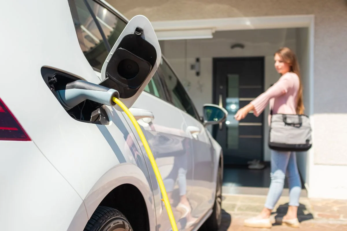 voiture électrique qui recharge sur une prise domestique