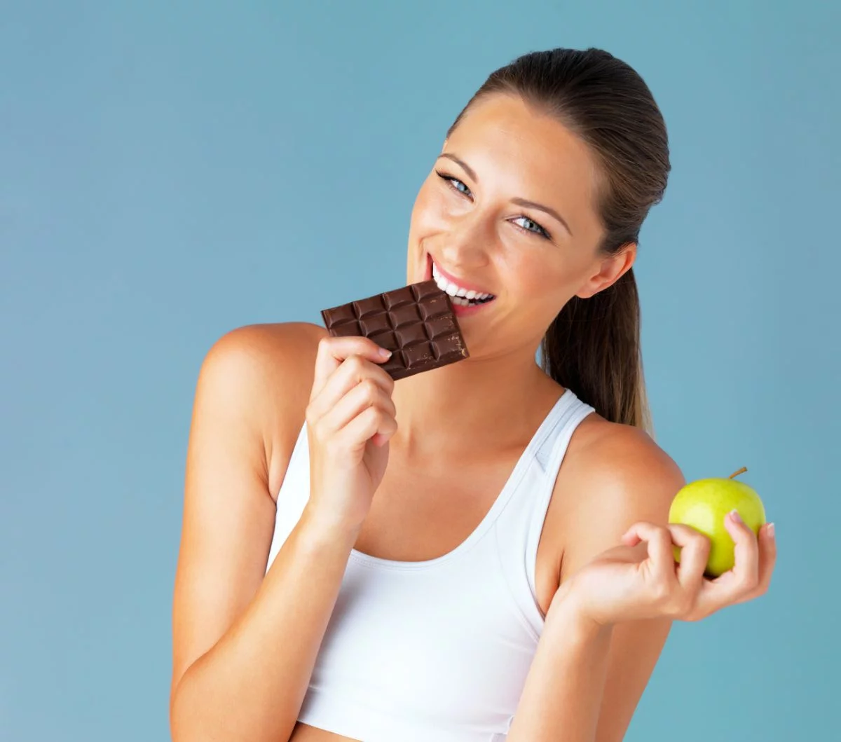 femme qui mange du chocolat noir