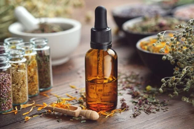 5 huiles essentielles à emporter en vacances