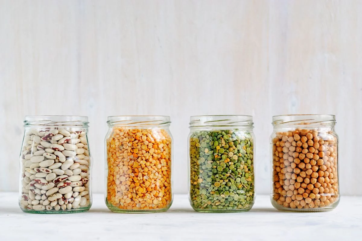 assortiment de légumes secs dans des bocaux en verre