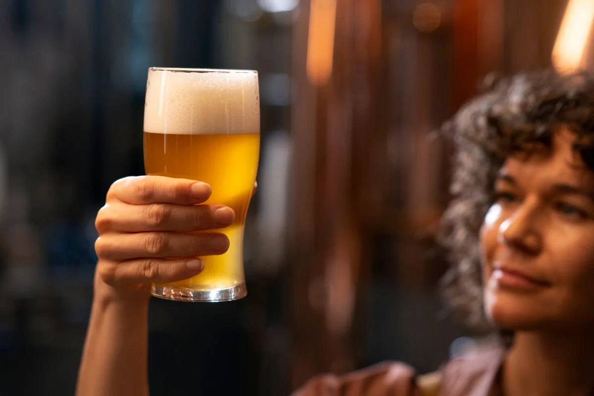 femme qui brasse de la bière