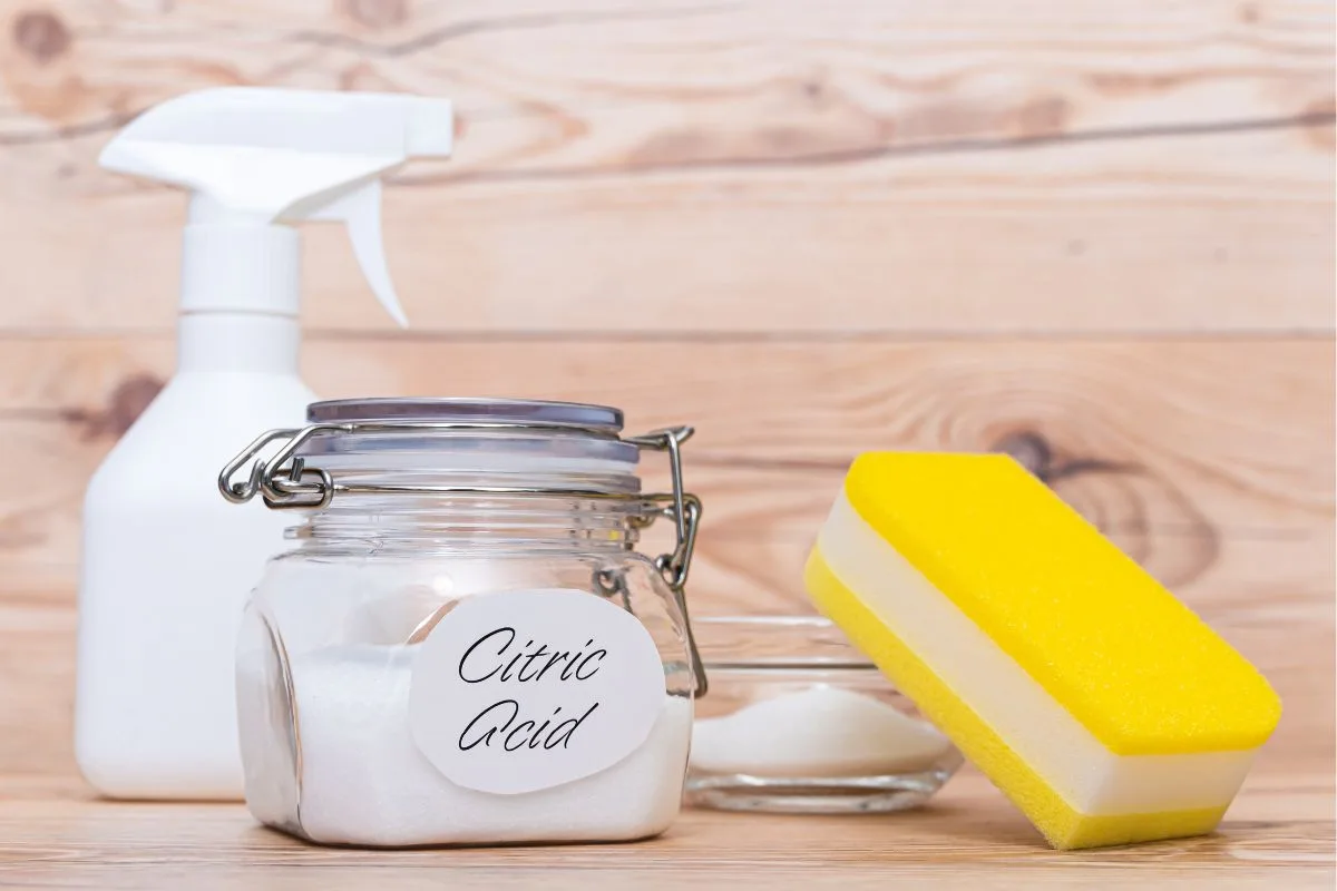 acide citrique en poudre dans un bocal