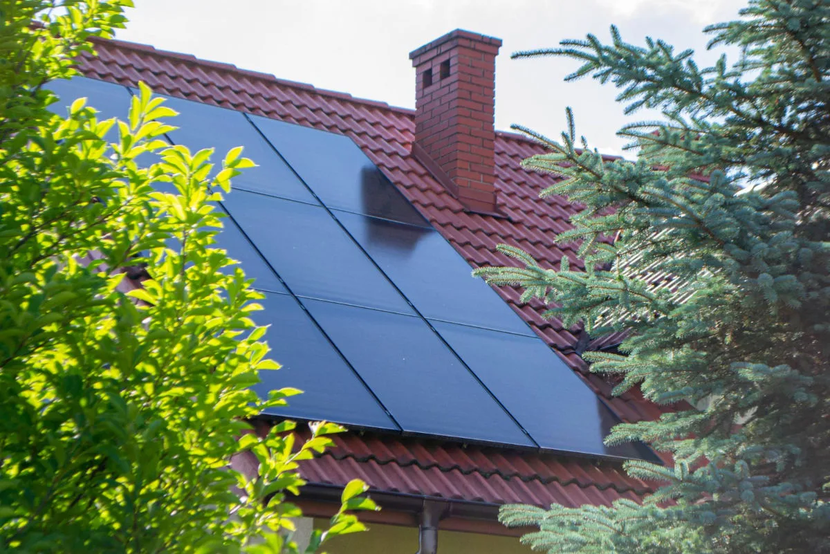 panneaux solaires sur le toit d'une maison