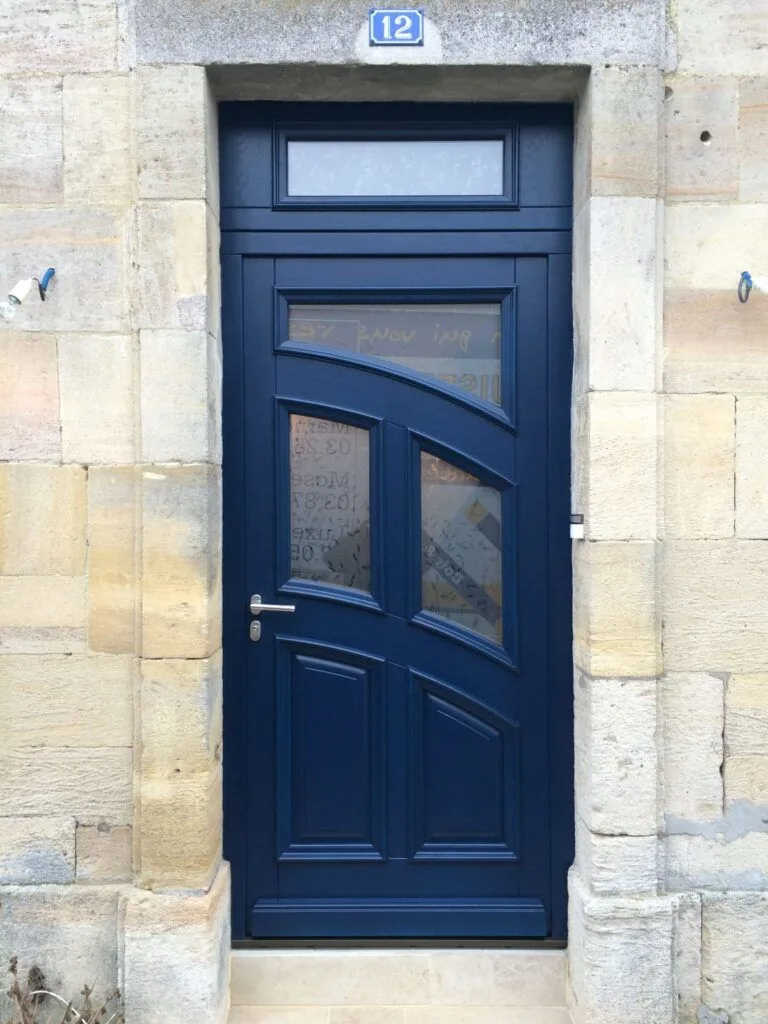 Porte d'entrée vitrée en bois de couleur bleu