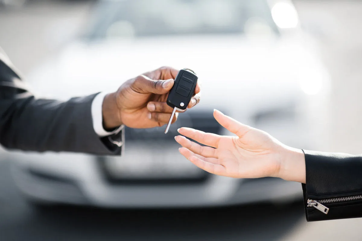 remise des clés après l'achat d'une voiture d'occasion