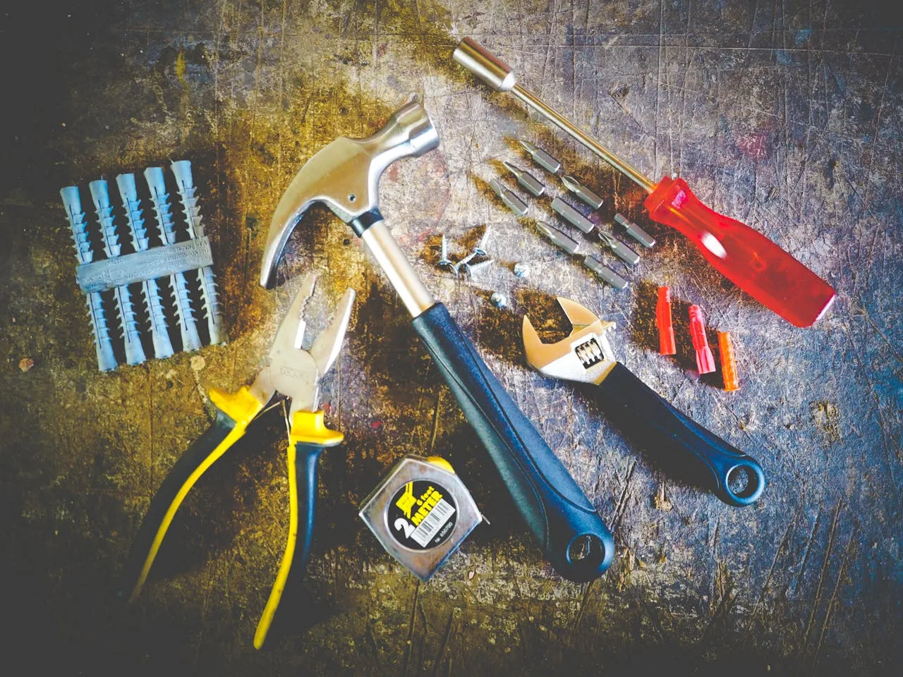 divers outils pour faire du bricolage ou des travaux