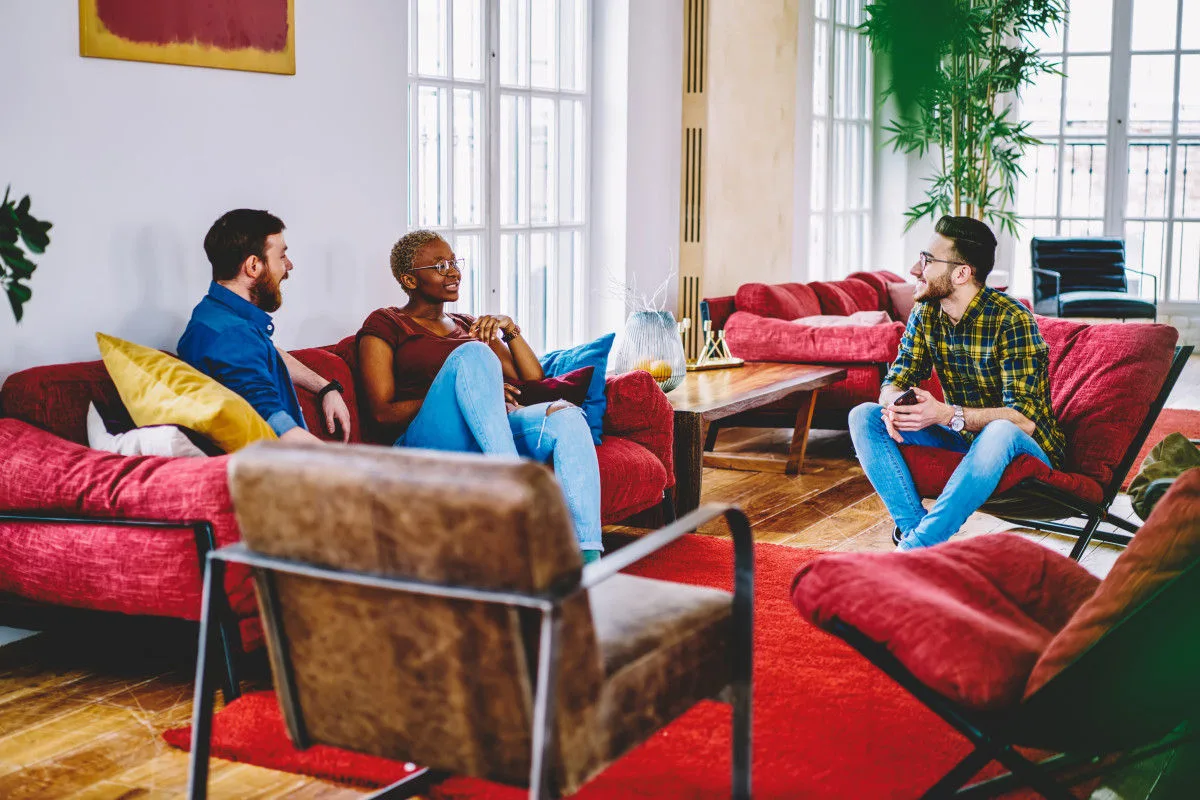 conversation de jeunes hipsters dans un intérieur confortable d'un appartement