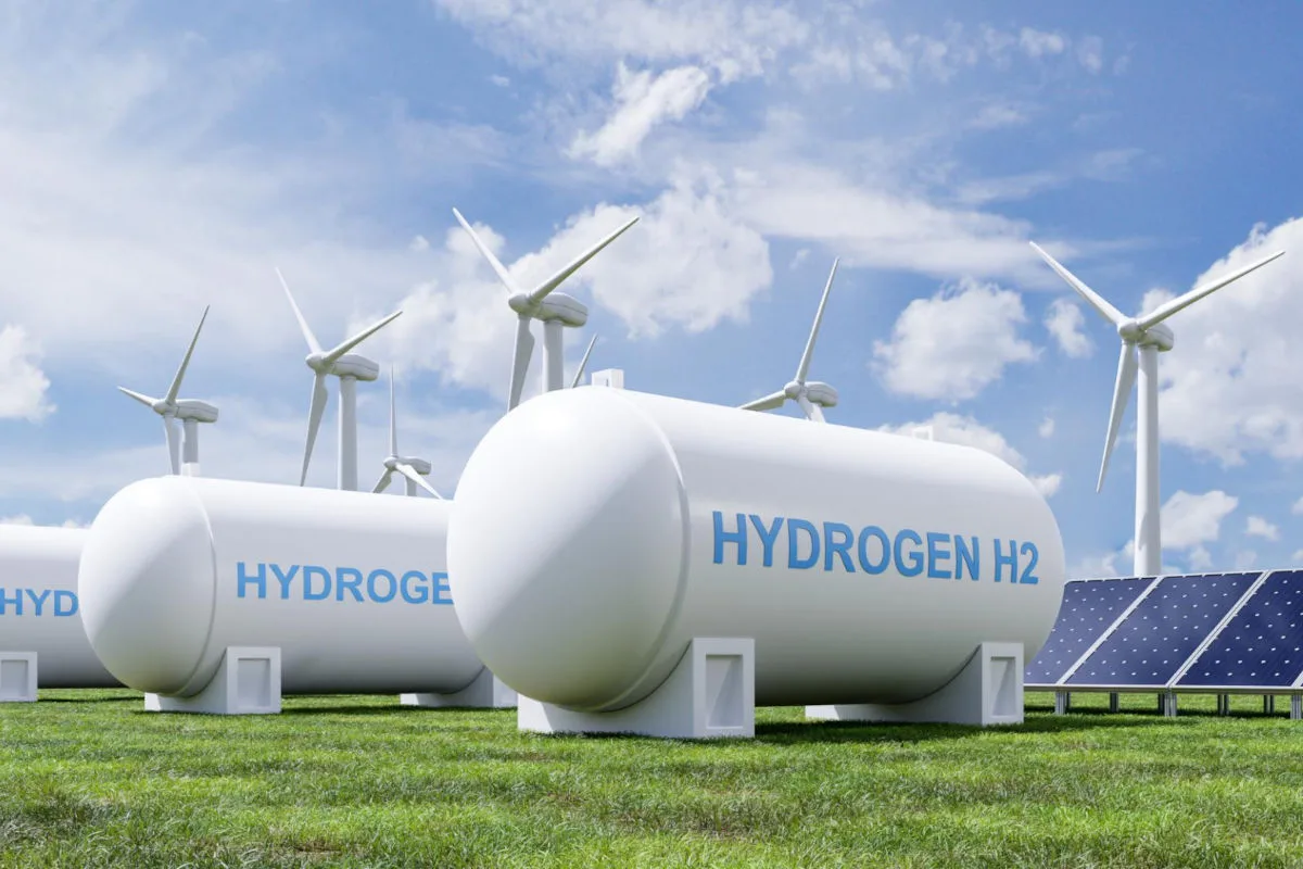 Réservoirs d'hydrogène vert, éoliennes et panneaux solaires