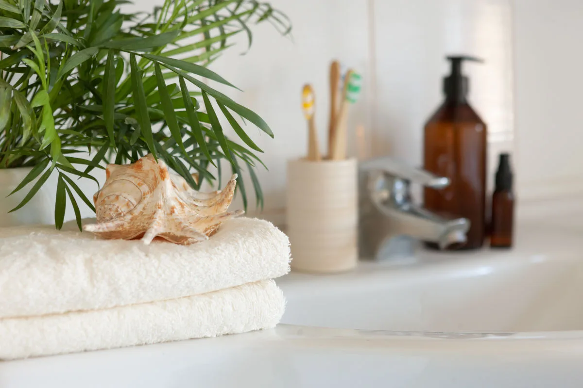 salle de bain avec des produits de toilettes naturels et écologiques