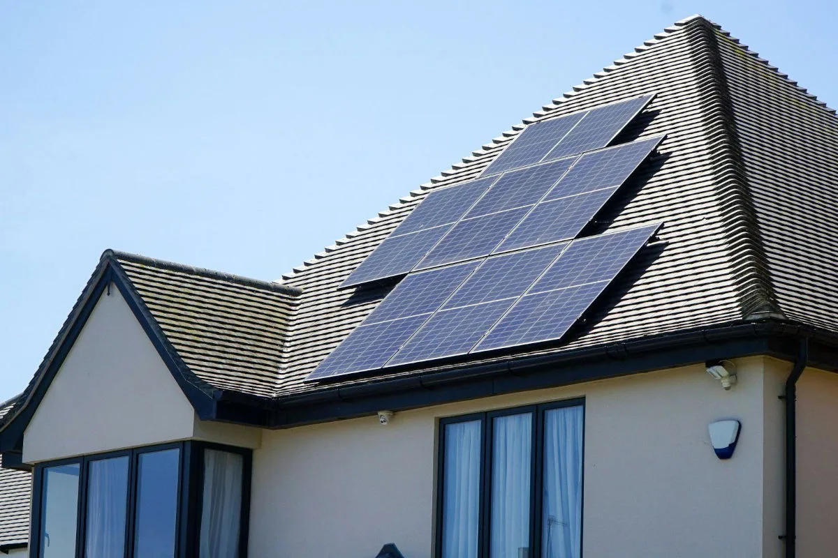 panneaux solaires sur le toit d'une maison