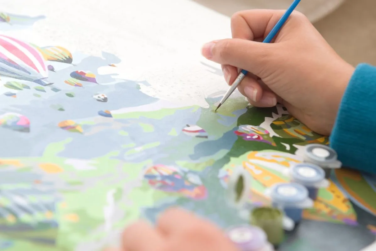 femme en train de peindre une toile