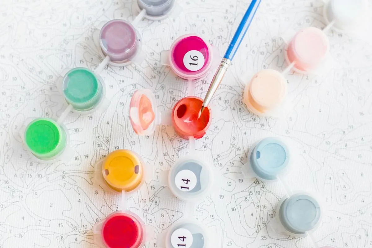 dessin à peindre par numéros avec les pots de peinture numérotés