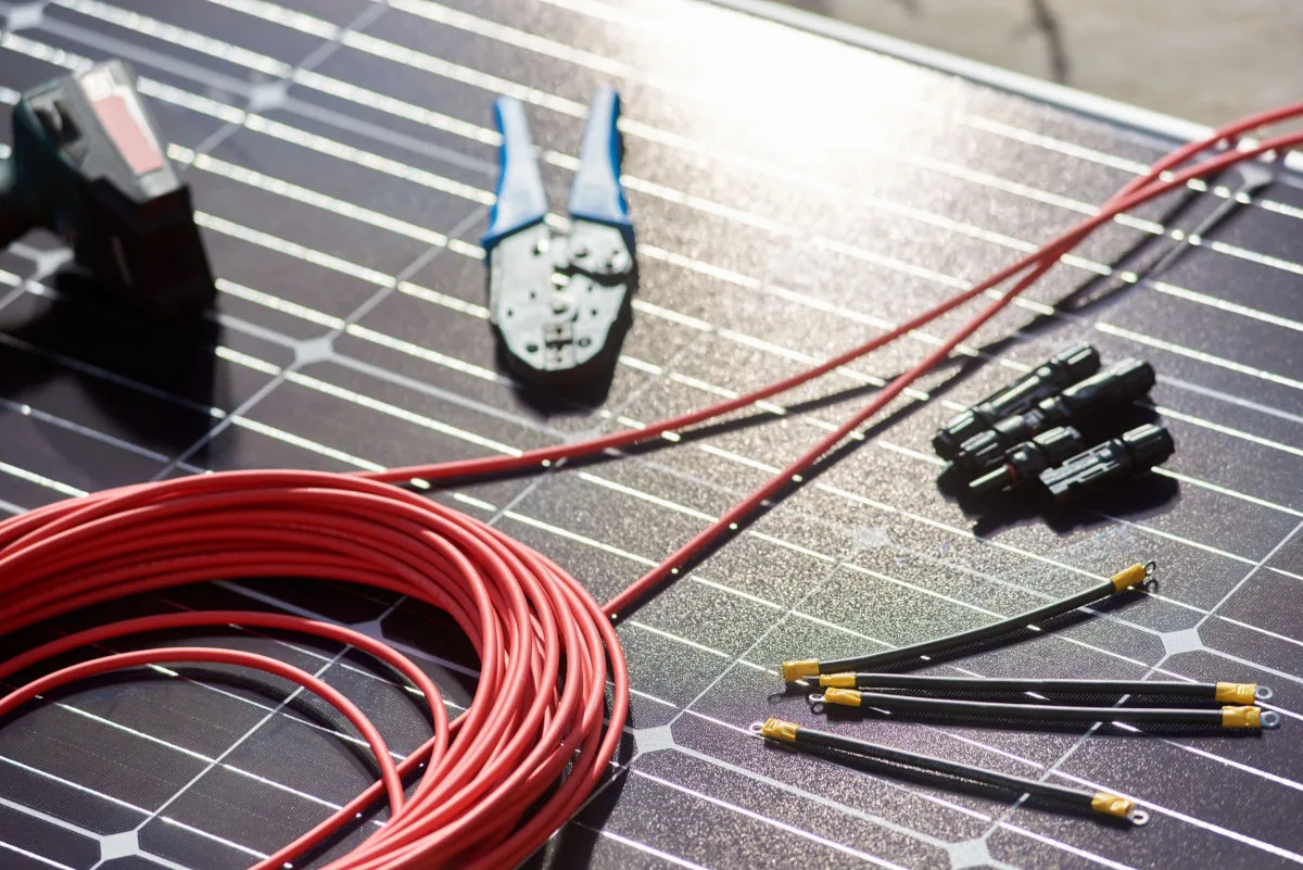 cables et autres outils sur des panneaux d'un tracker solaire